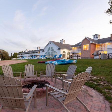 Baymont By Wyndham St. Ignace Lakefront Esterno foto