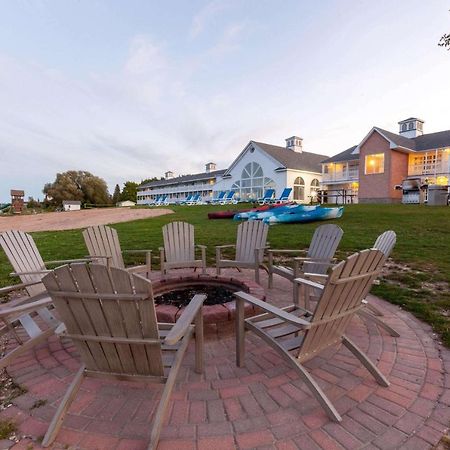 Baymont By Wyndham St. Ignace Lakefront Esterno foto