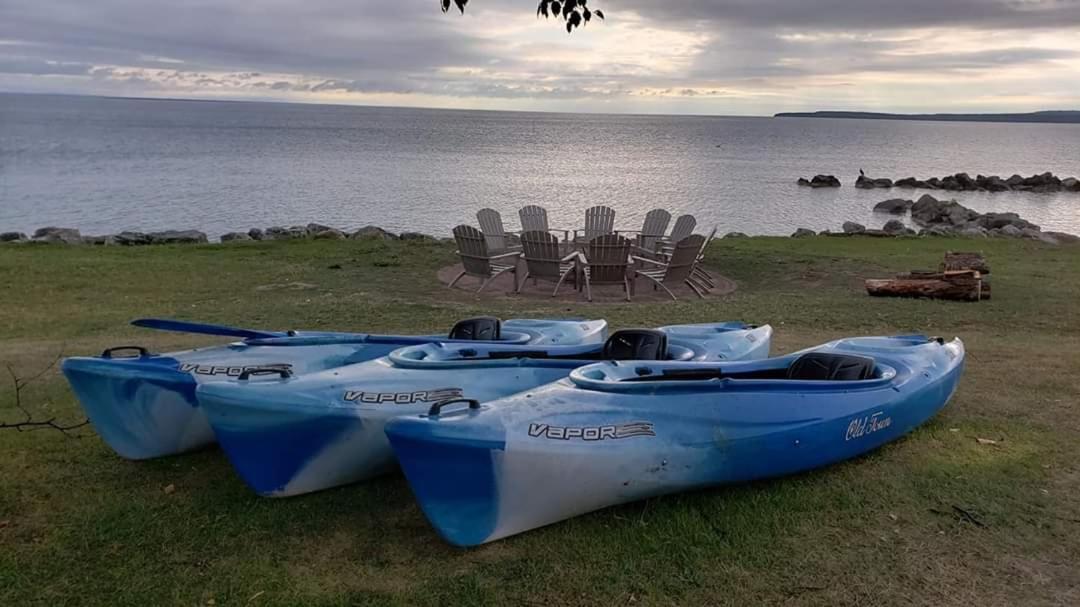 Baymont By Wyndham St. Ignace Lakefront Esterno foto