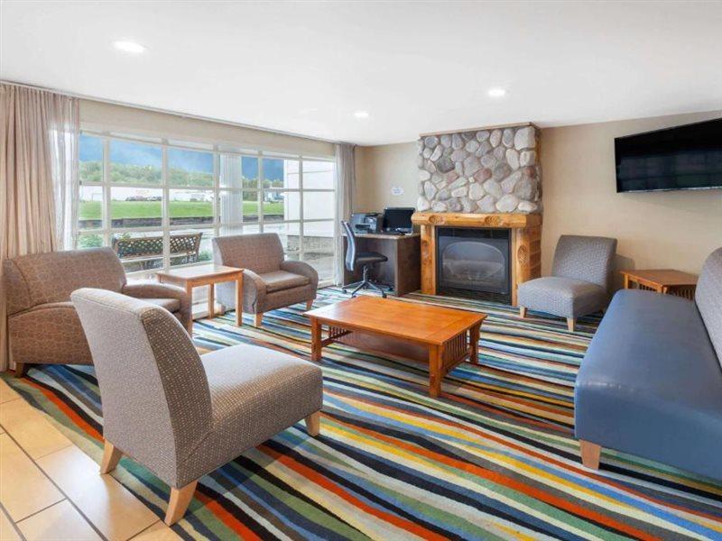Baymont By Wyndham St. Ignace Lakefront Esterno foto