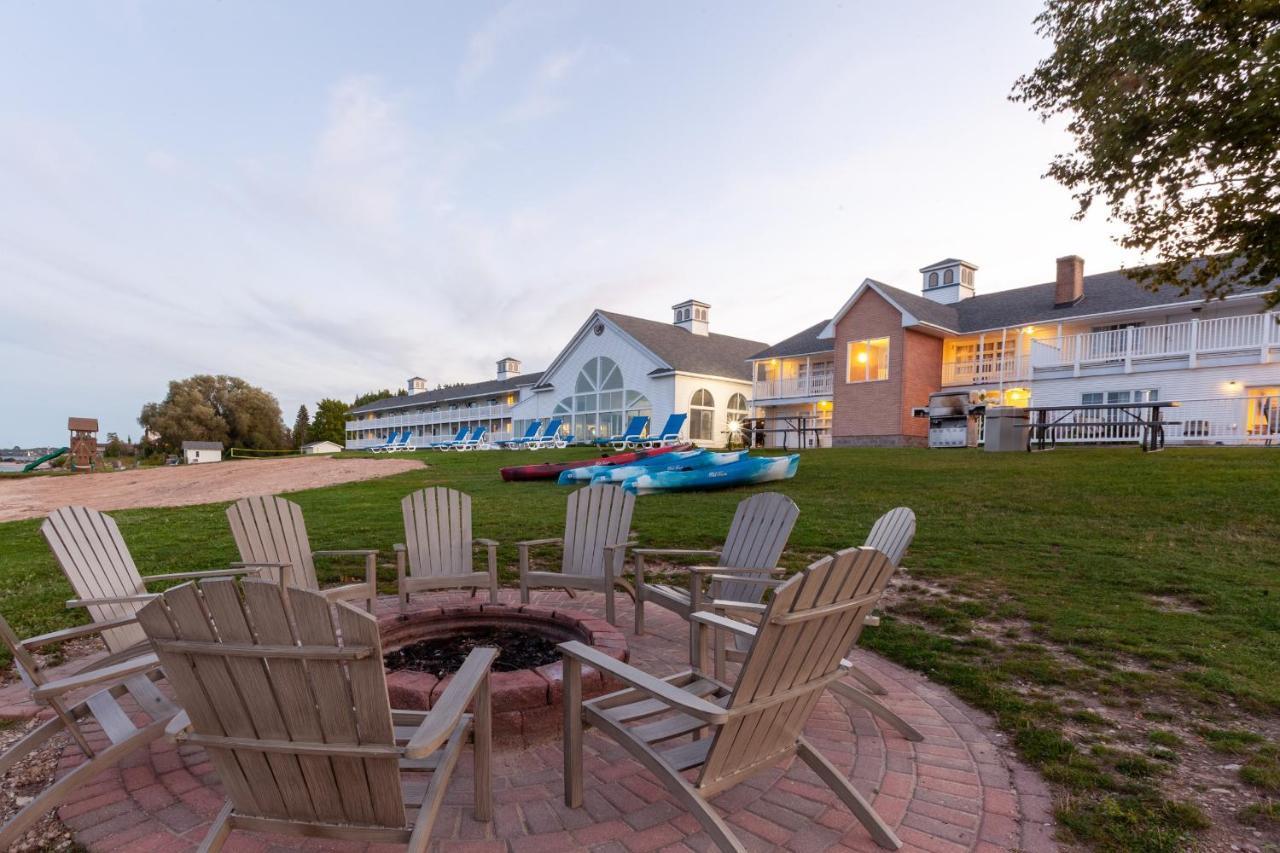 Baymont By Wyndham St. Ignace Lakefront Esterno foto