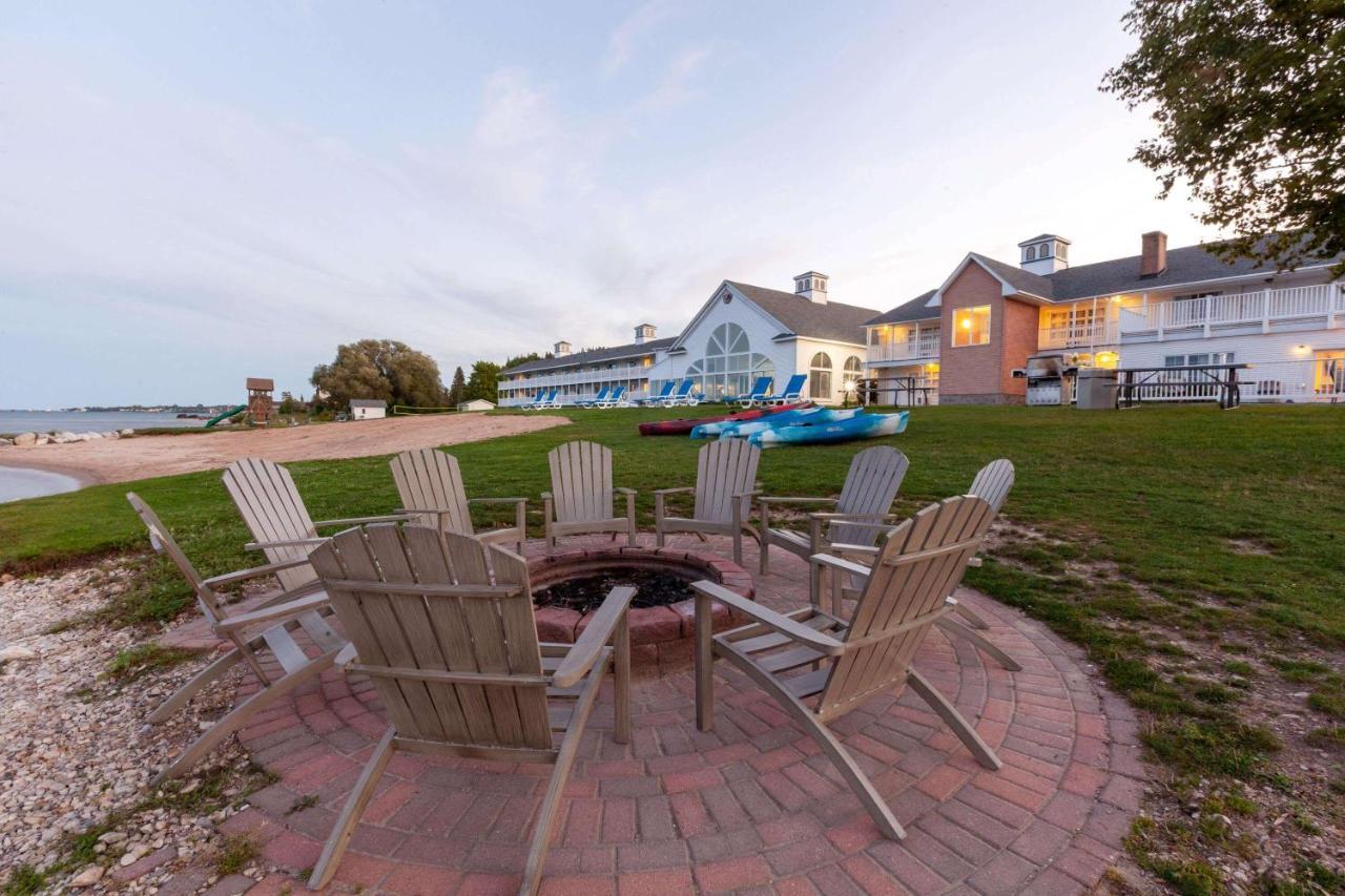 Baymont By Wyndham St. Ignace Lakefront Esterno foto