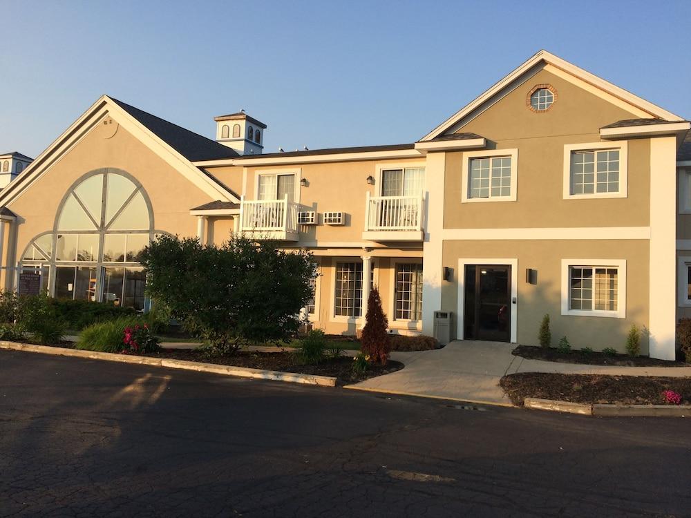 Baymont By Wyndham St. Ignace Lakefront Esterno foto