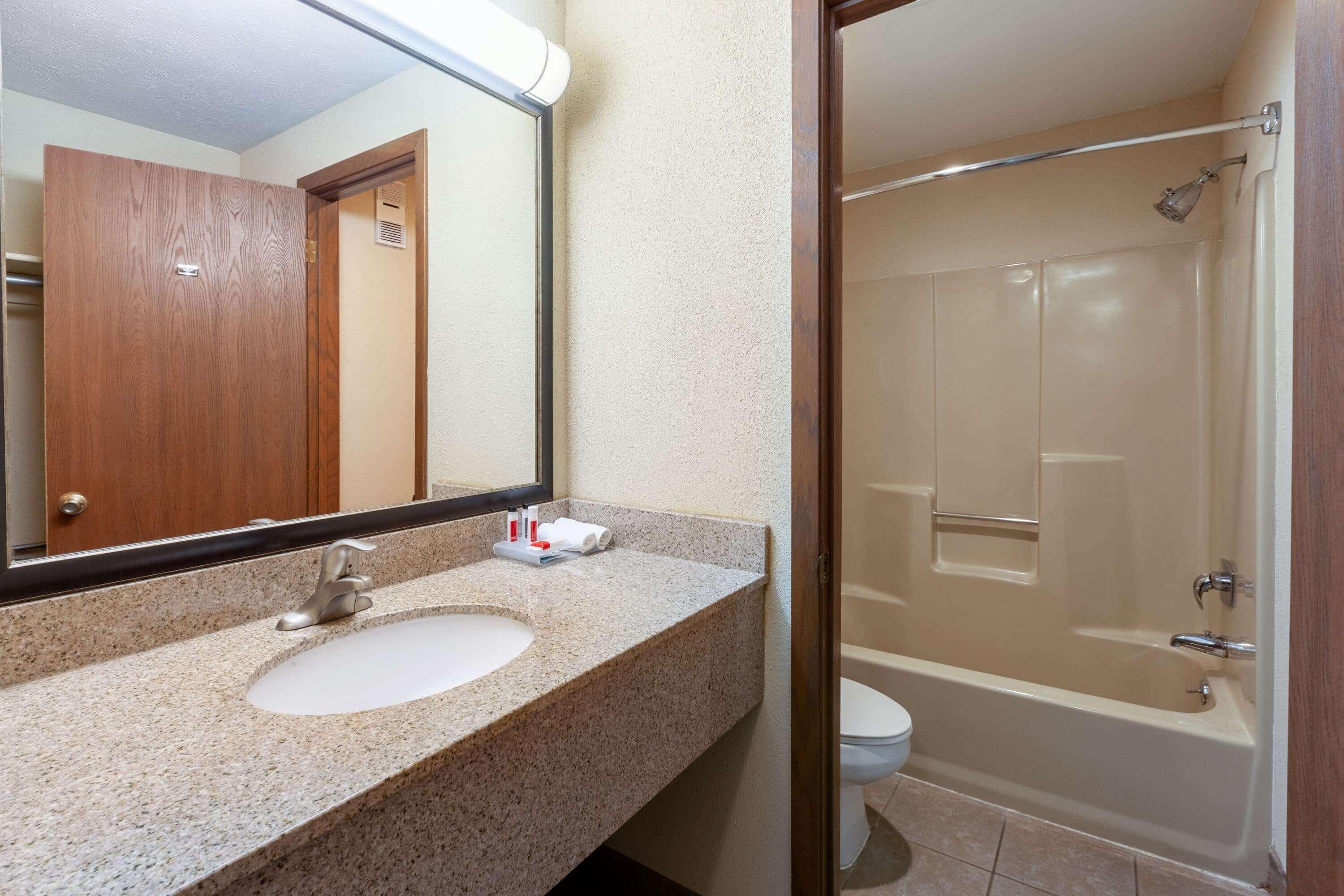 Baymont By Wyndham St. Ignace Lakefront Esterno foto