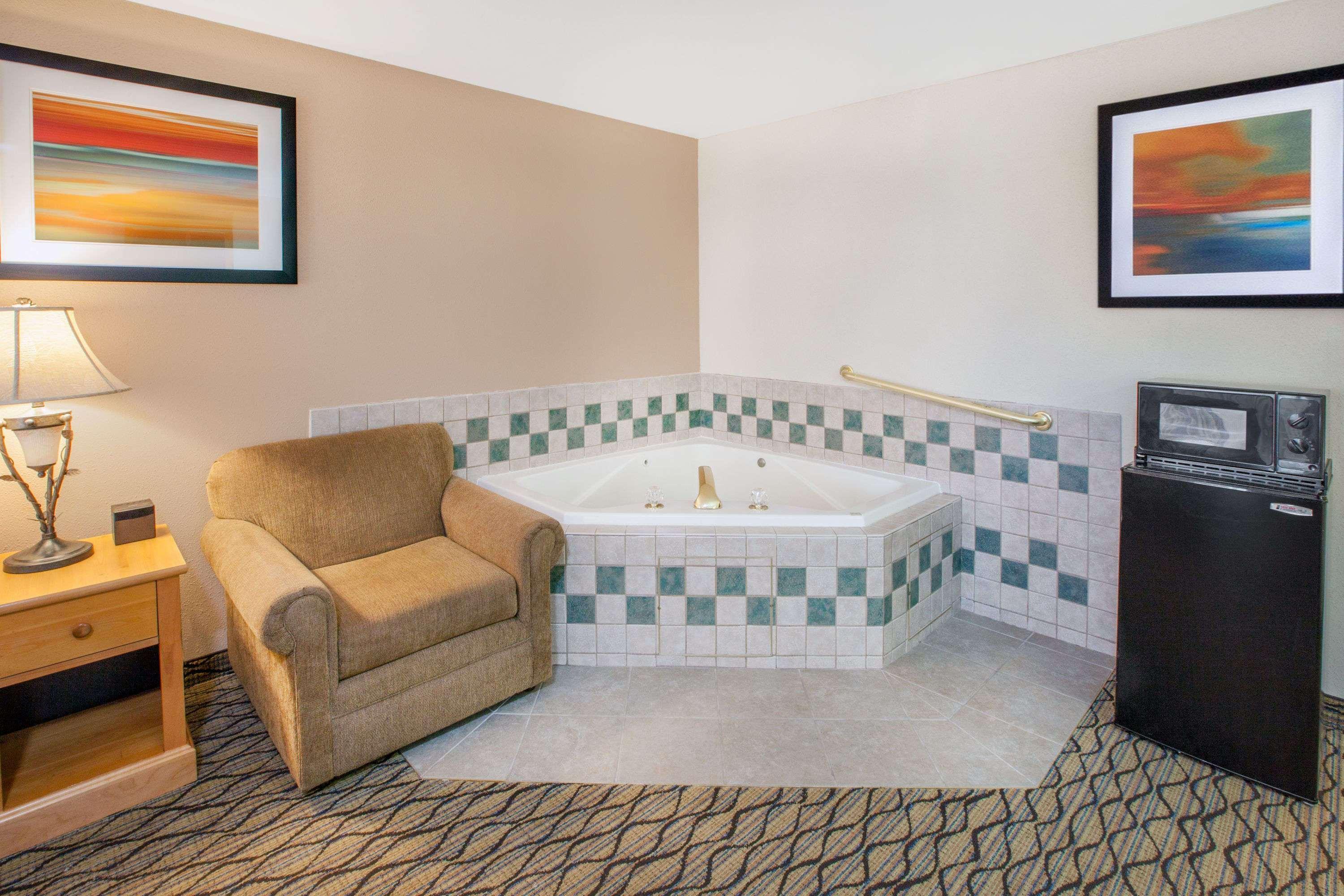 Baymont By Wyndham St. Ignace Lakefront Esterno foto