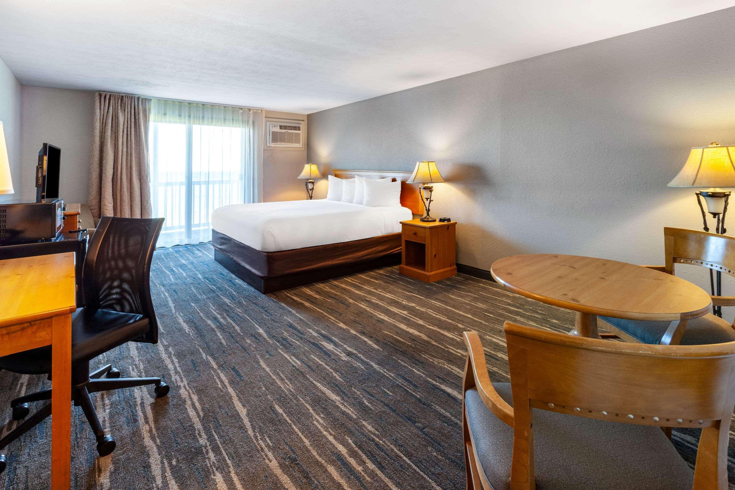 Baymont By Wyndham St. Ignace Lakefront Esterno foto