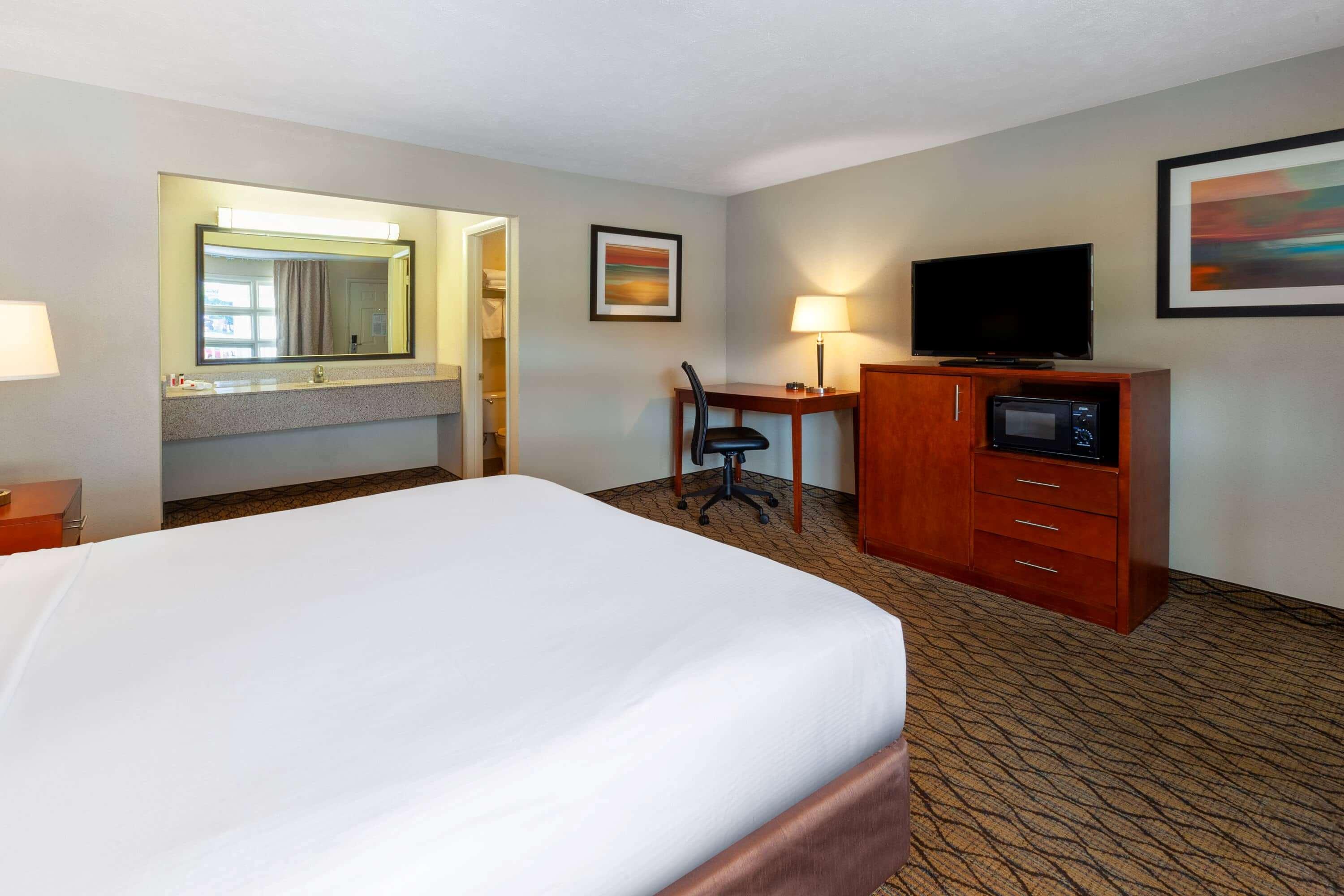 Baymont By Wyndham St. Ignace Lakefront Esterno foto