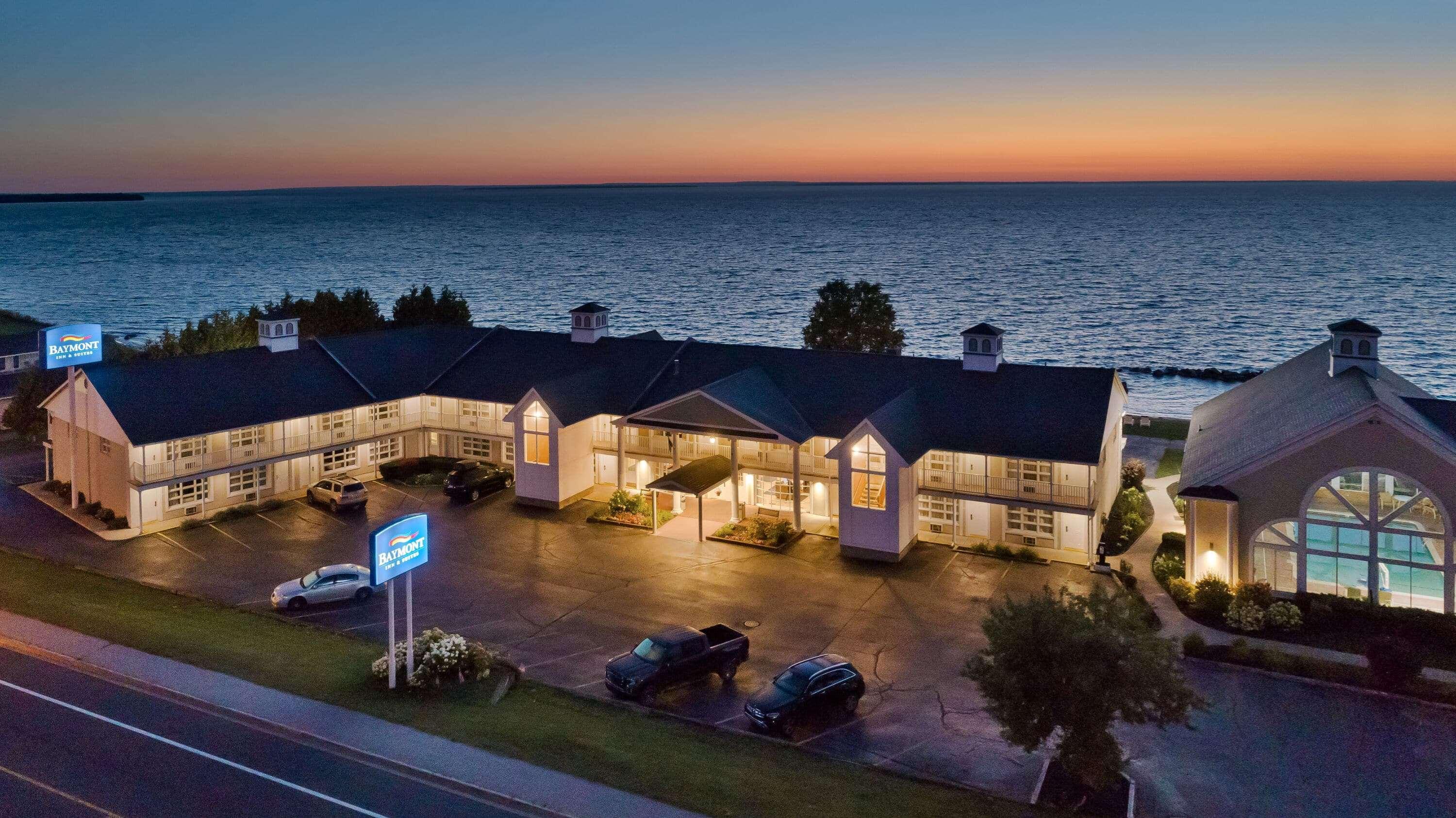 Baymont By Wyndham St. Ignace Lakefront Esterno foto