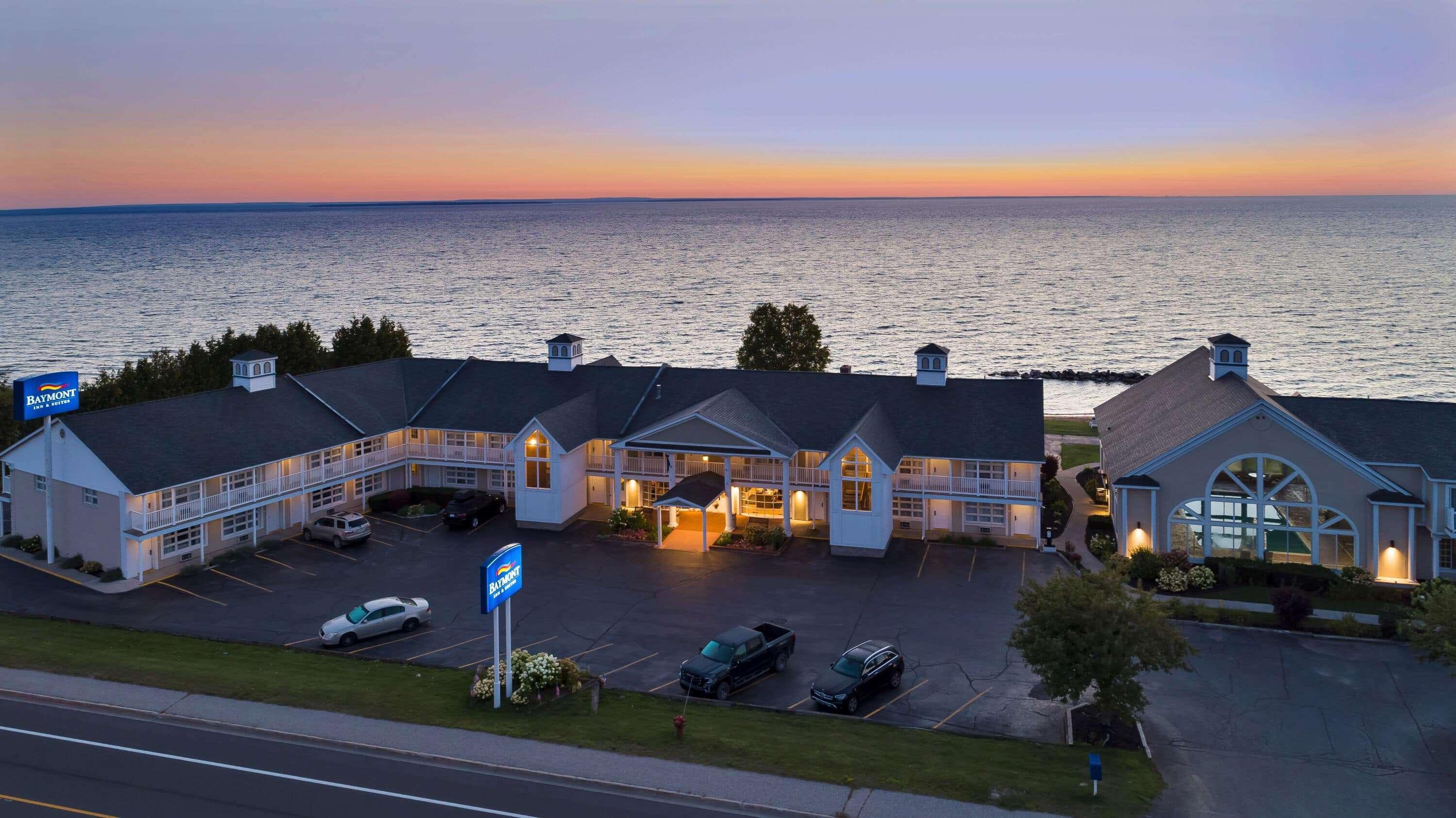 Baymont By Wyndham St. Ignace Lakefront Esterno foto