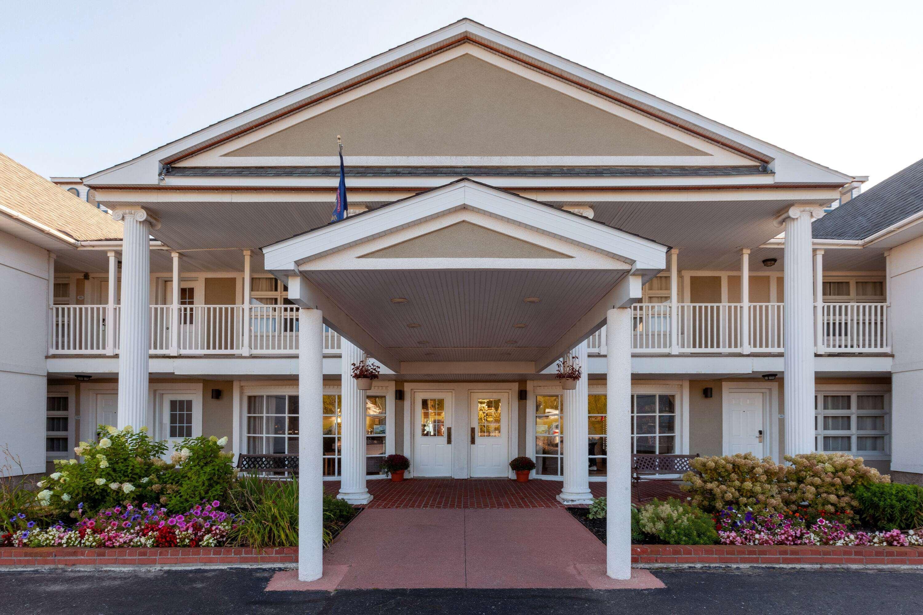 Baymont By Wyndham St. Ignace Lakefront Esterno foto