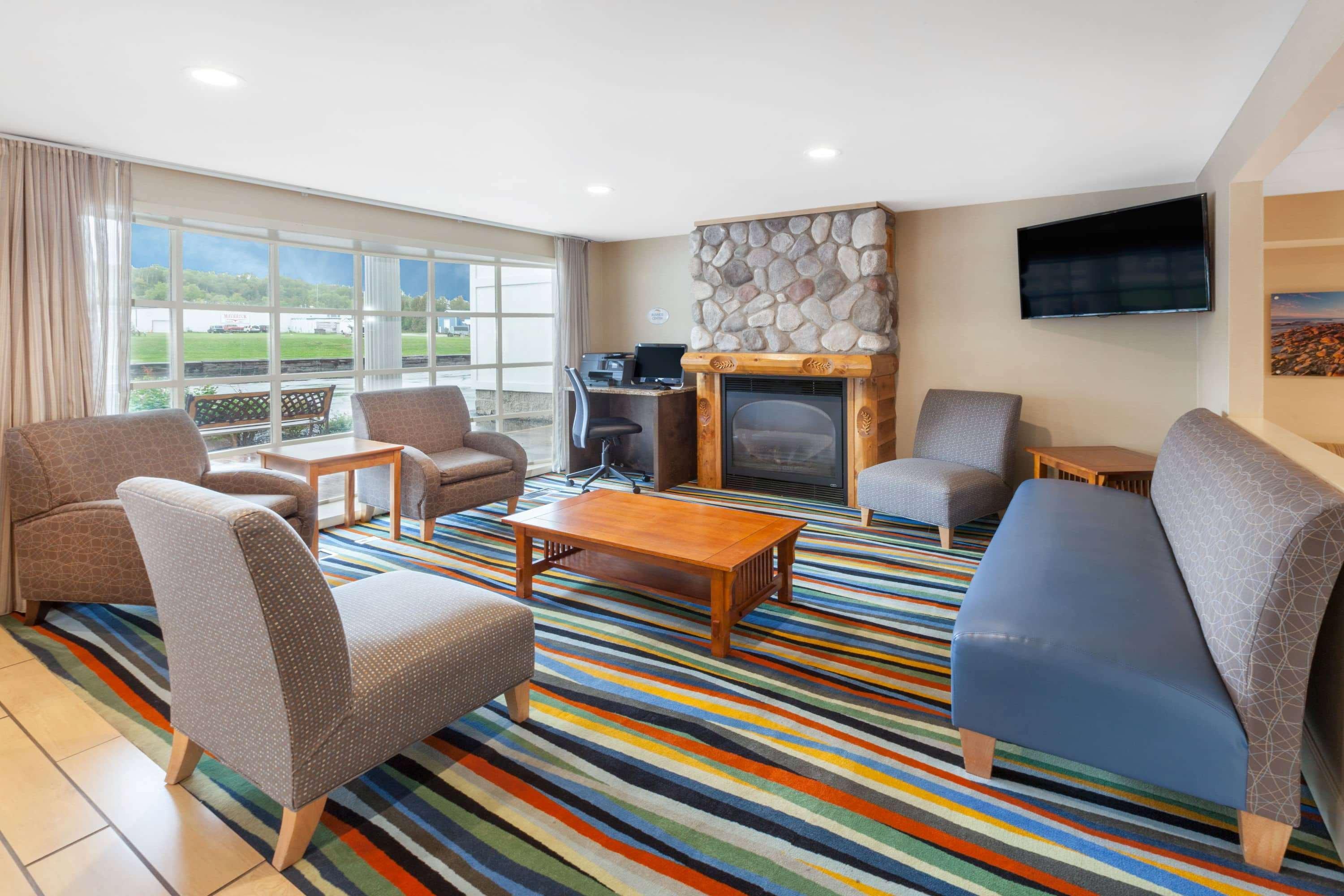 Baymont By Wyndham St. Ignace Lakefront Esterno foto