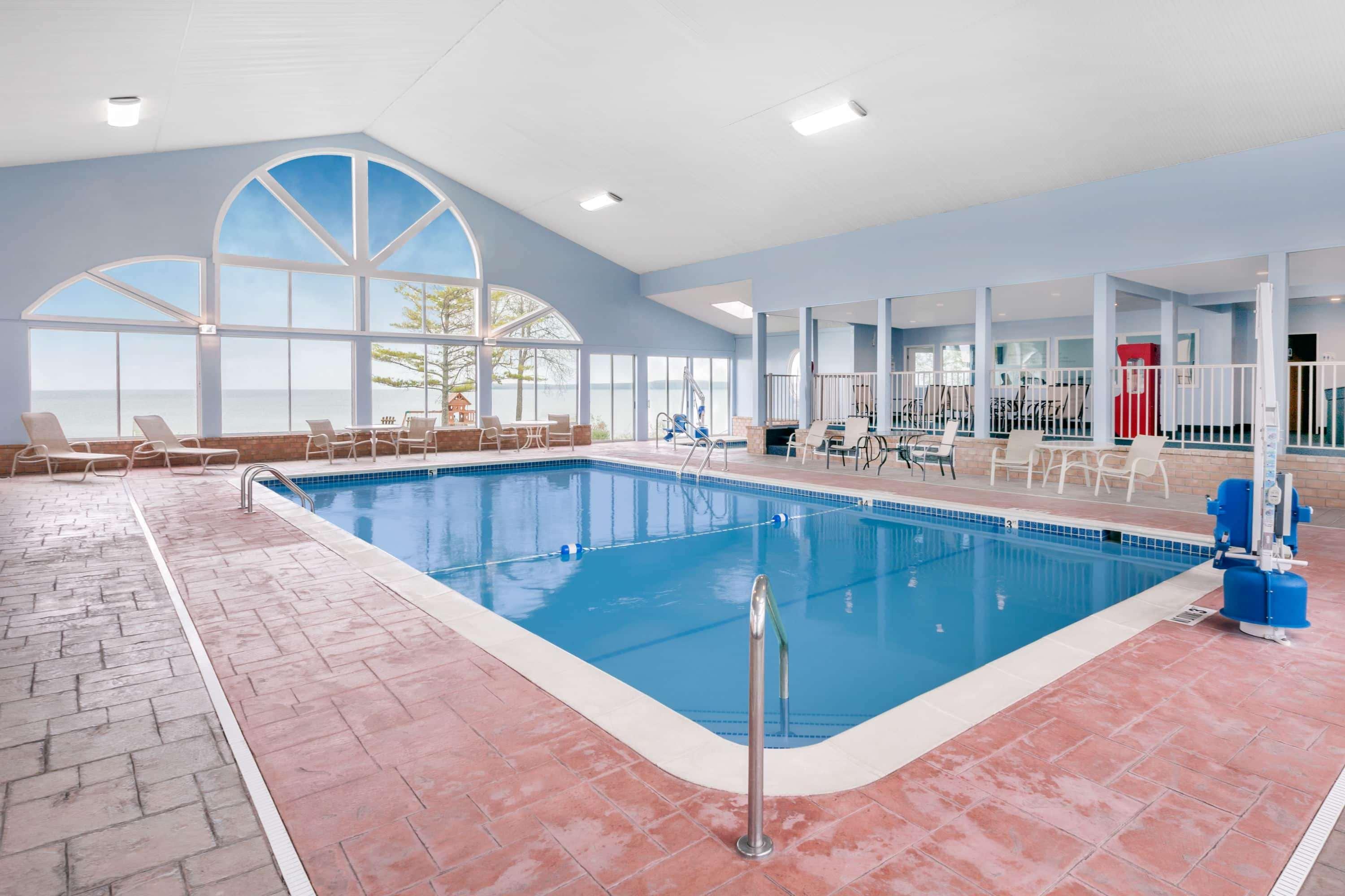 Baymont By Wyndham St. Ignace Lakefront Esterno foto
