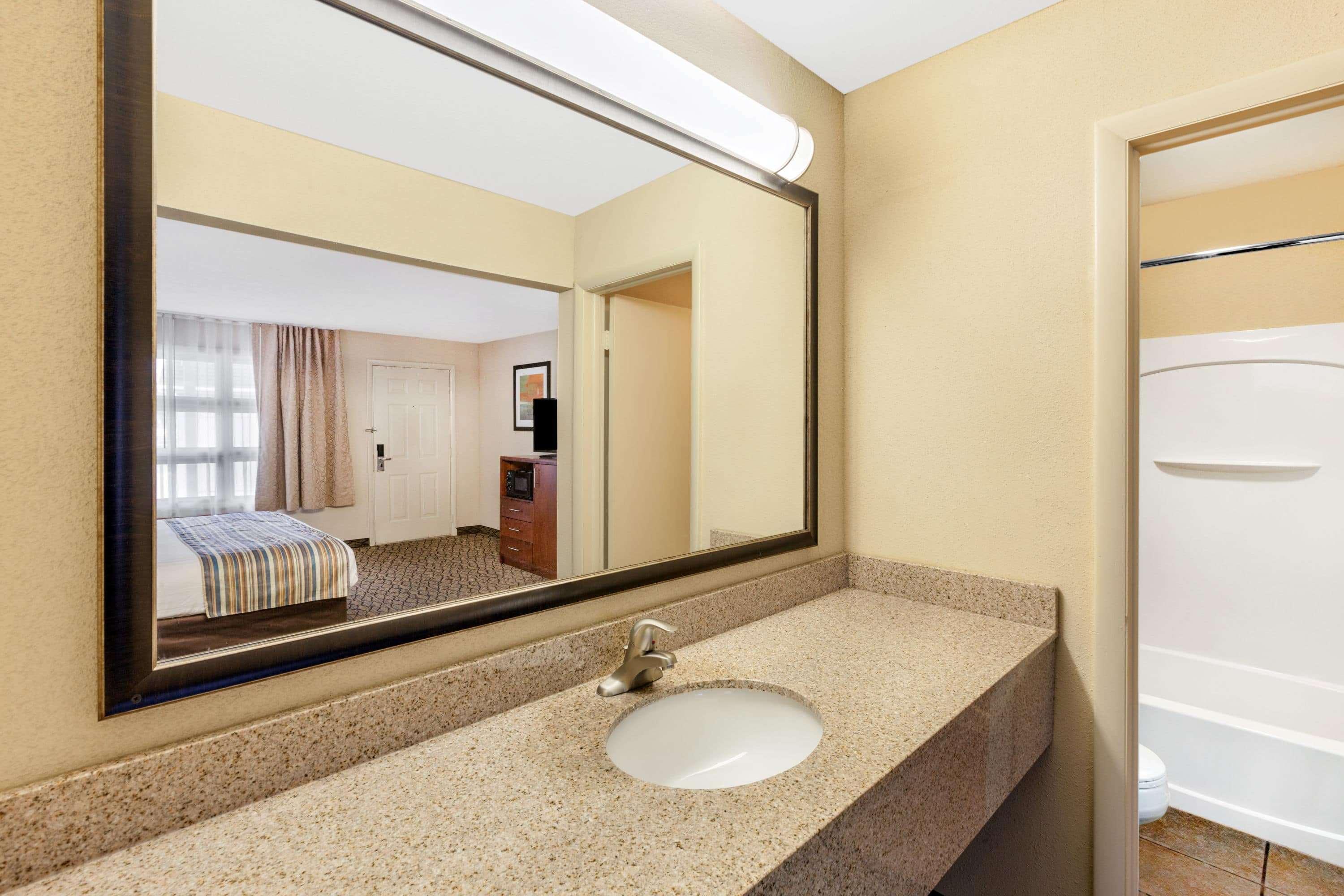 Baymont By Wyndham St. Ignace Lakefront Esterno foto