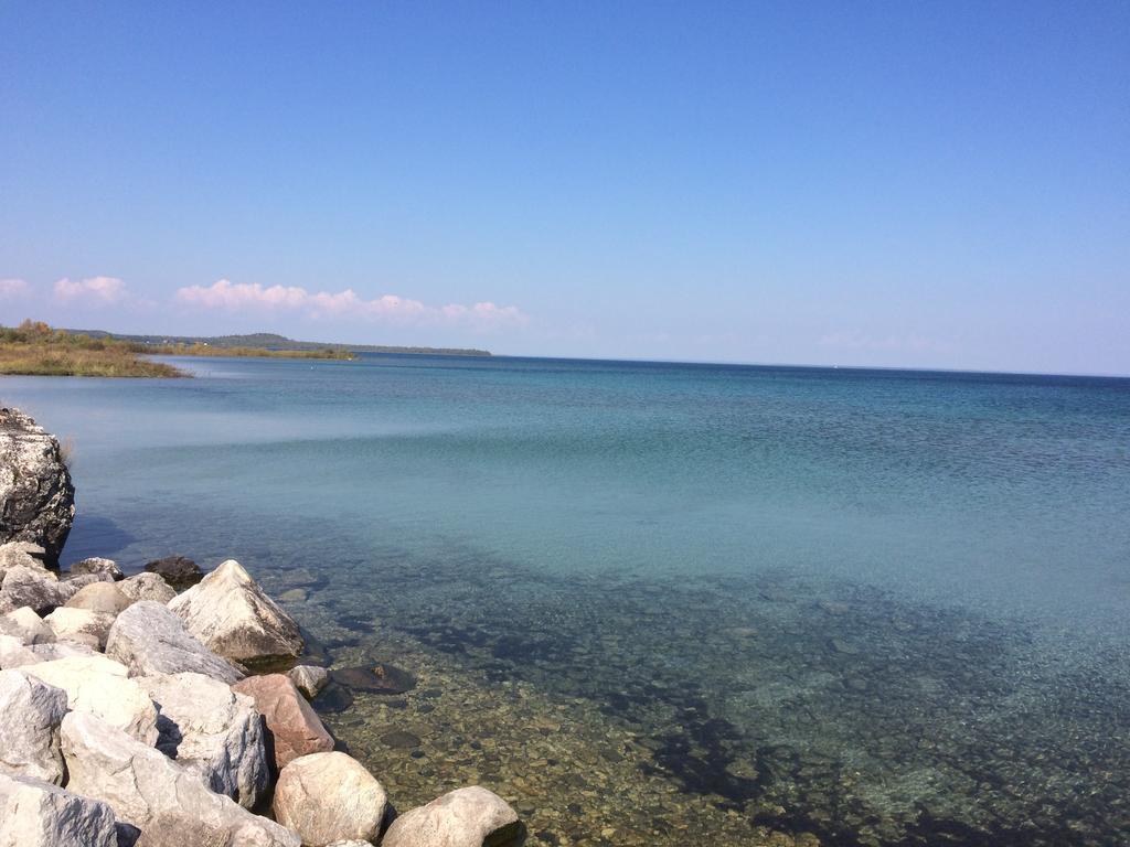Baymont By Wyndham St. Ignace Lakefront Esterno foto