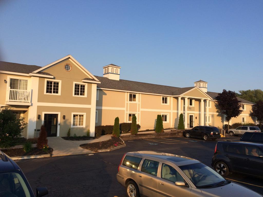 Baymont By Wyndham St. Ignace Lakefront Esterno foto