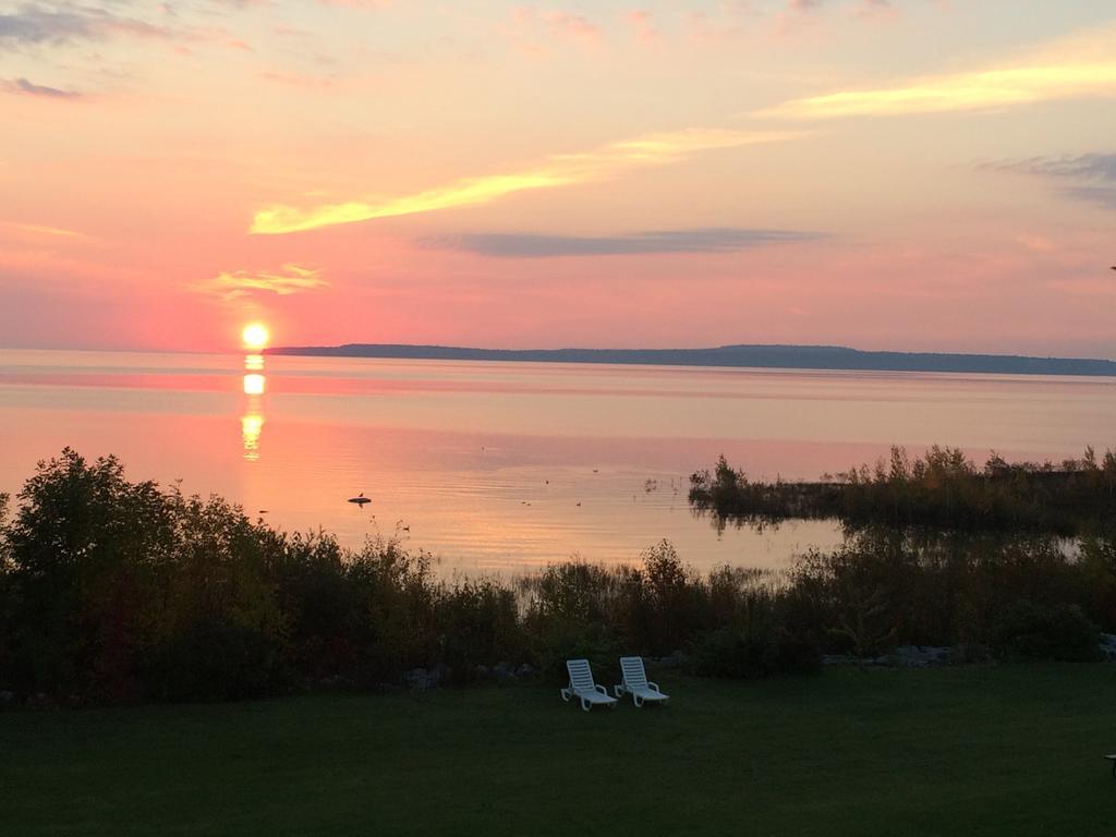 Baymont By Wyndham St. Ignace Lakefront Esterno foto