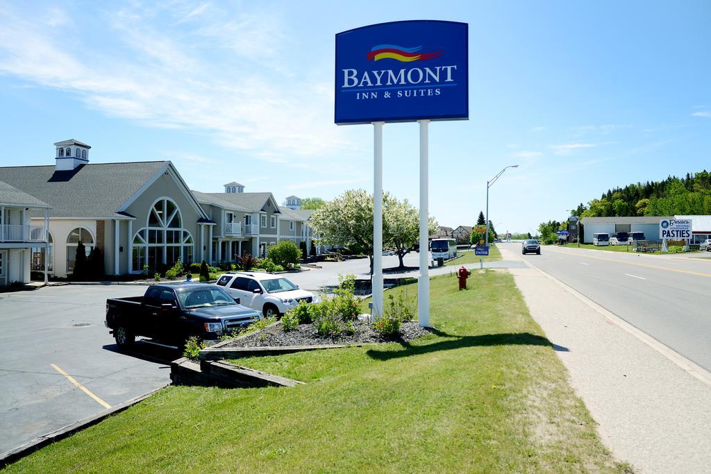 Baymont By Wyndham St. Ignace Lakefront Esterno foto