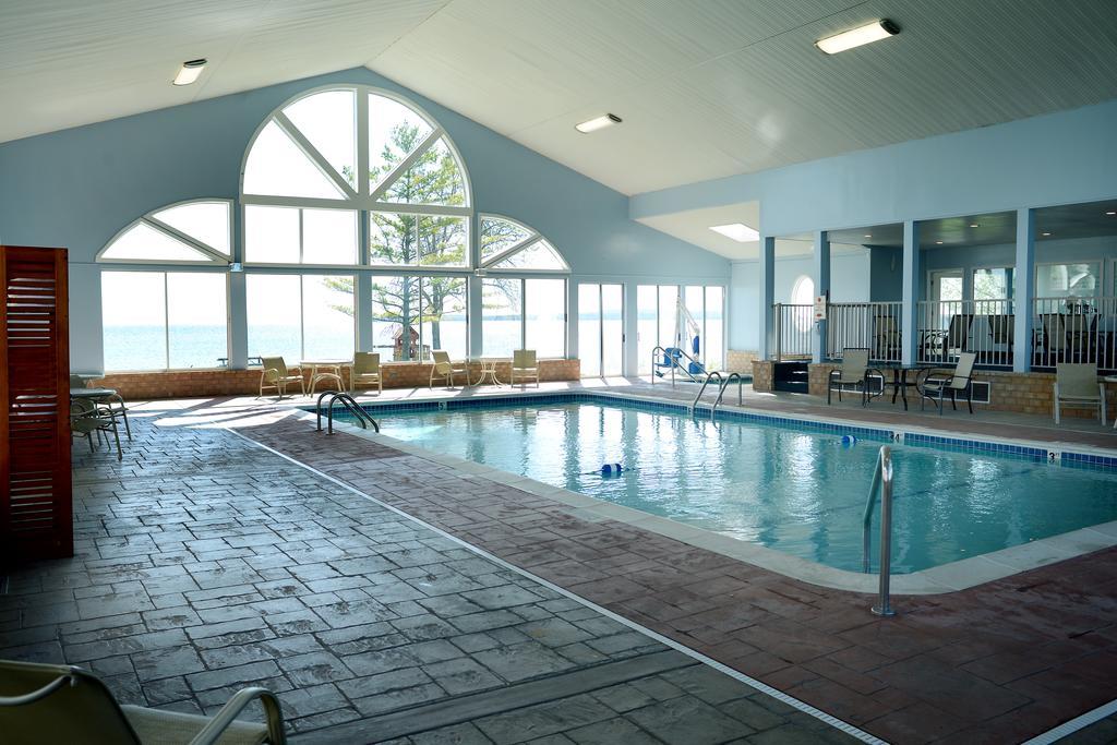Baymont By Wyndham St. Ignace Lakefront Esterno foto