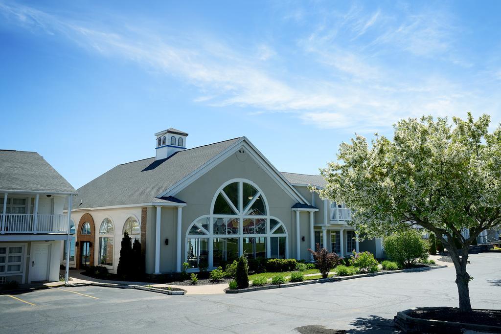 Baymont By Wyndham St. Ignace Lakefront Esterno foto