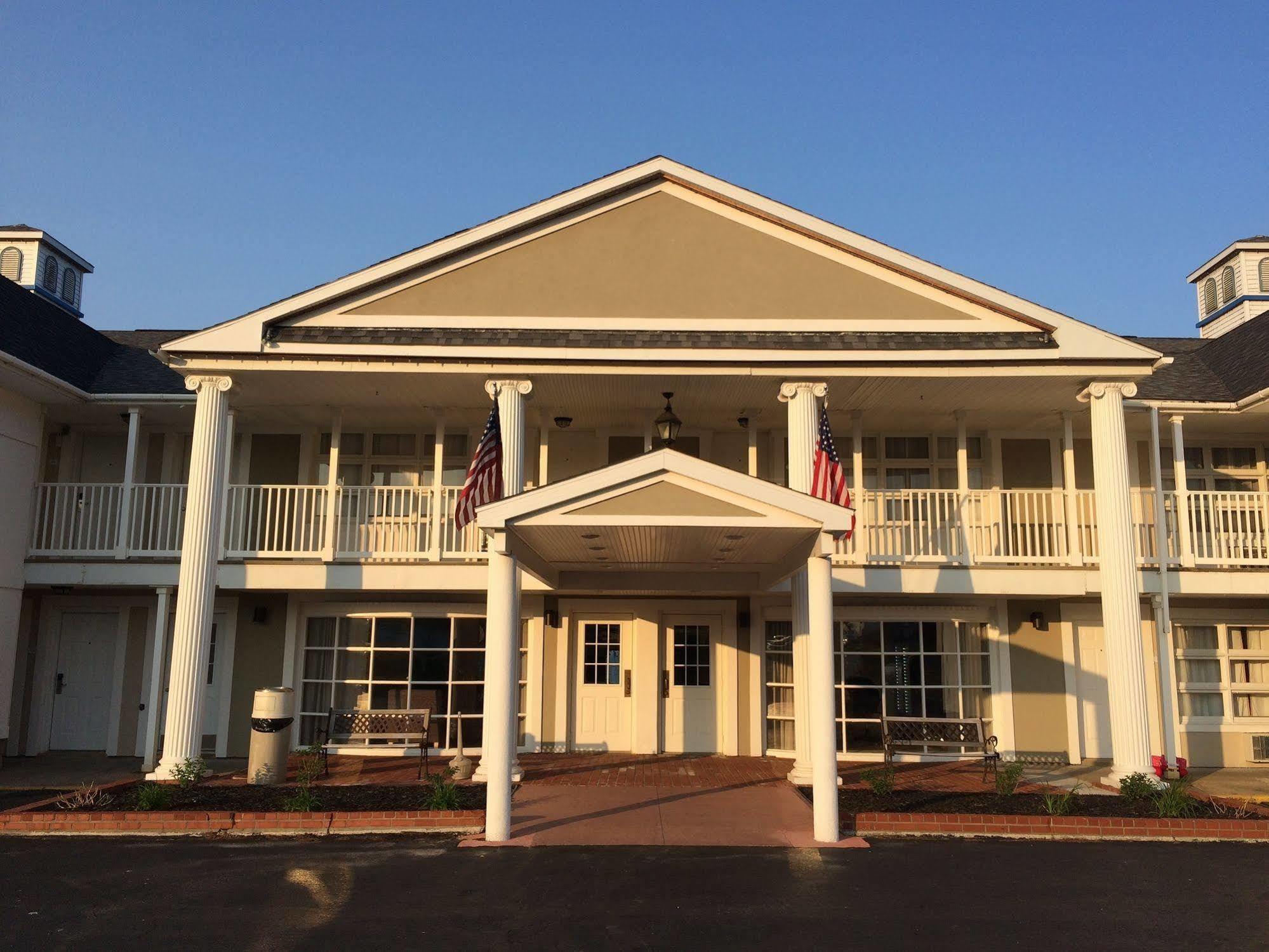 Baymont By Wyndham St. Ignace Lakefront Esterno foto