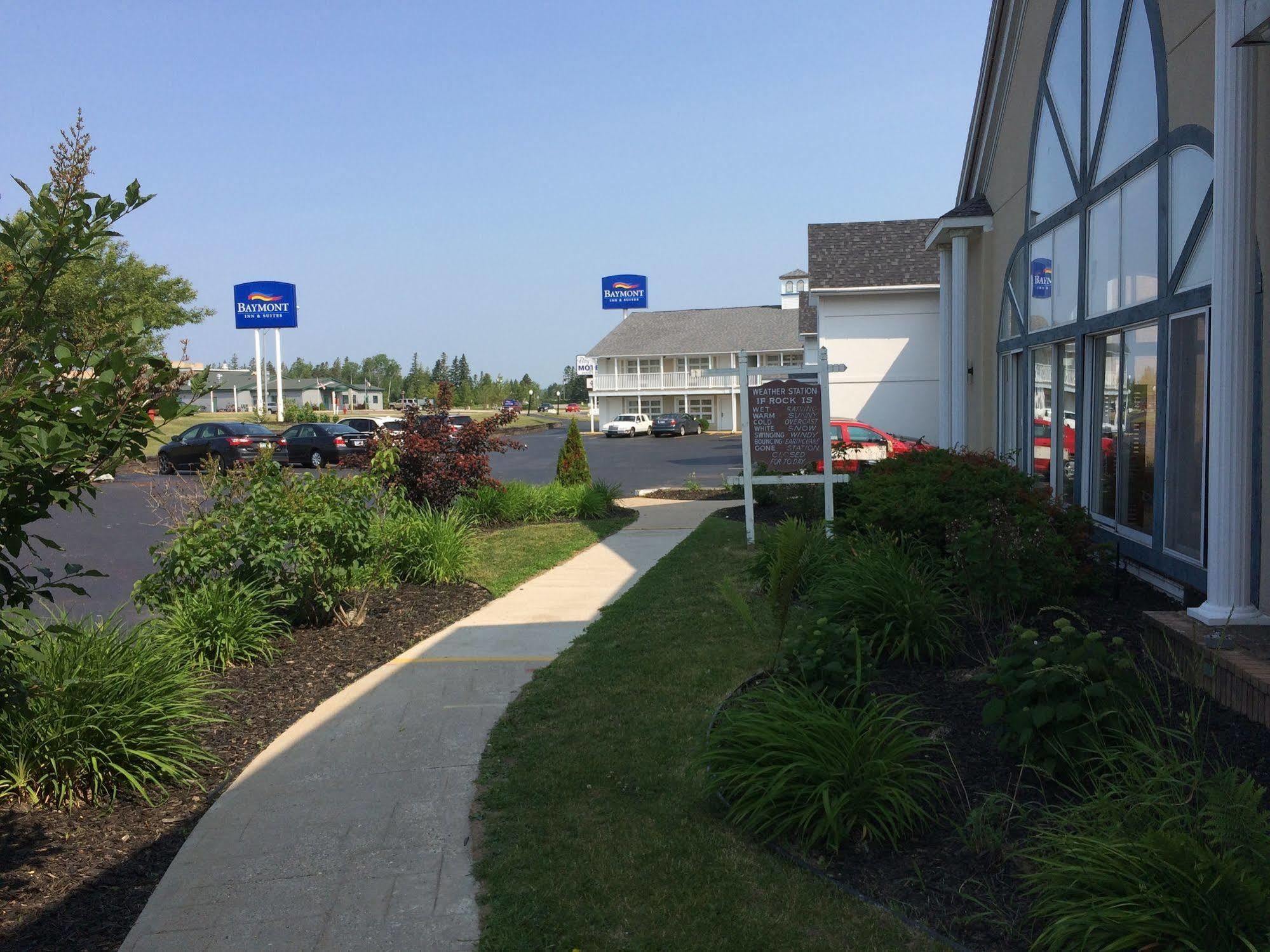 Baymont By Wyndham St. Ignace Lakefront Esterno foto