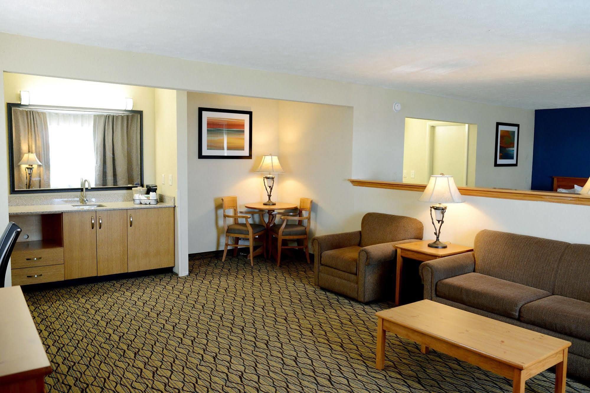 Baymont By Wyndham St. Ignace Lakefront Esterno foto