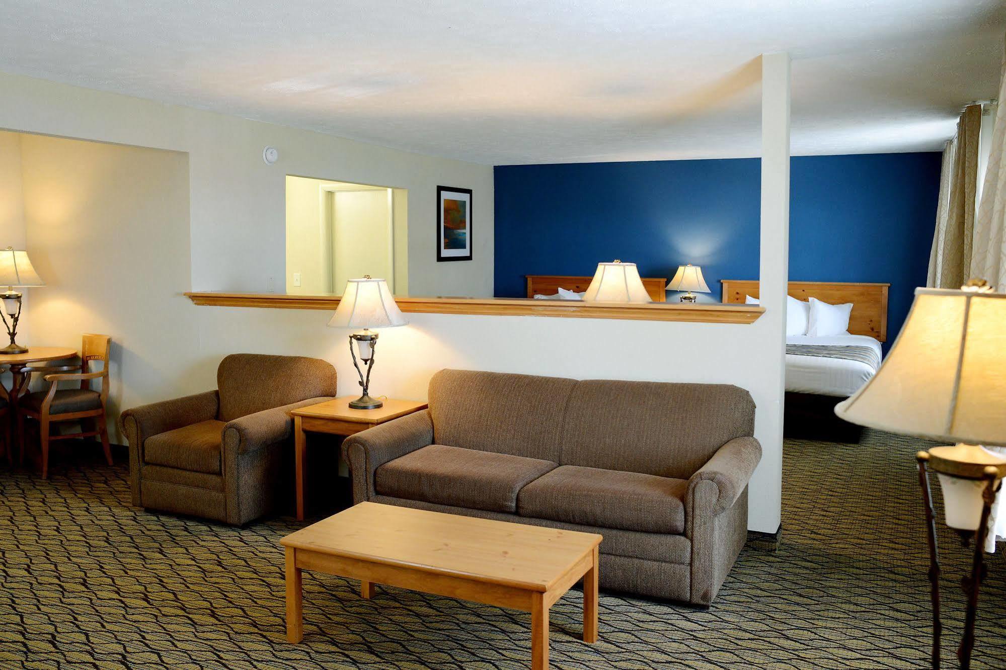 Baymont By Wyndham St. Ignace Lakefront Esterno foto