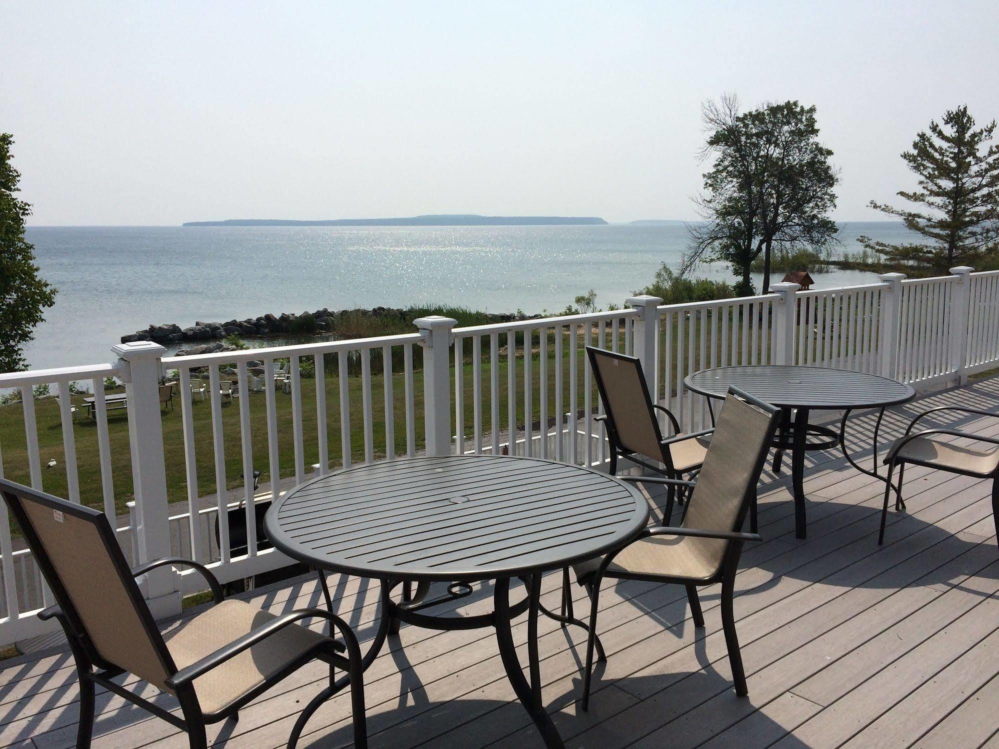 Baymont By Wyndham St. Ignace Lakefront Esterno foto