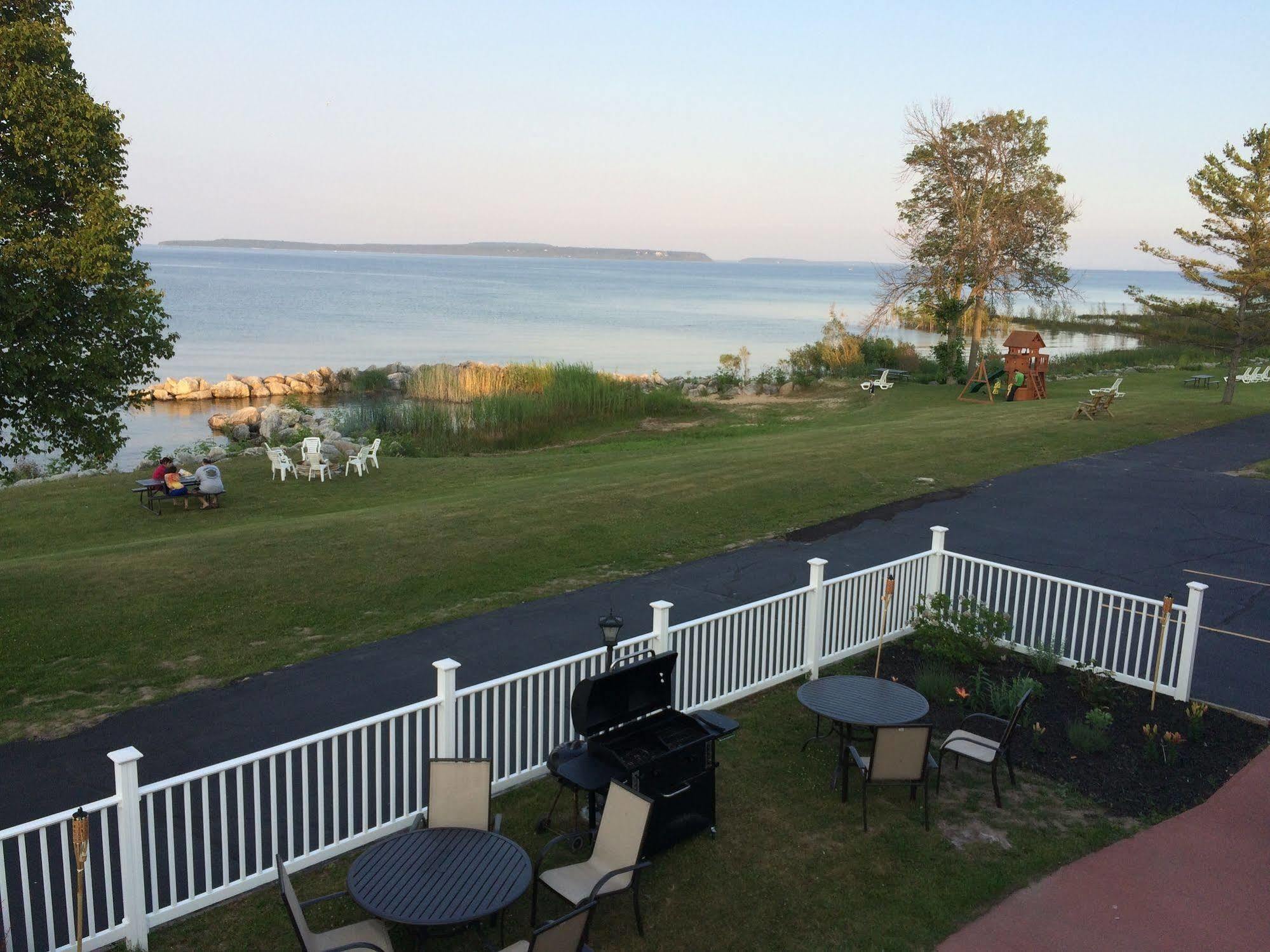 Baymont By Wyndham St. Ignace Lakefront Esterno foto