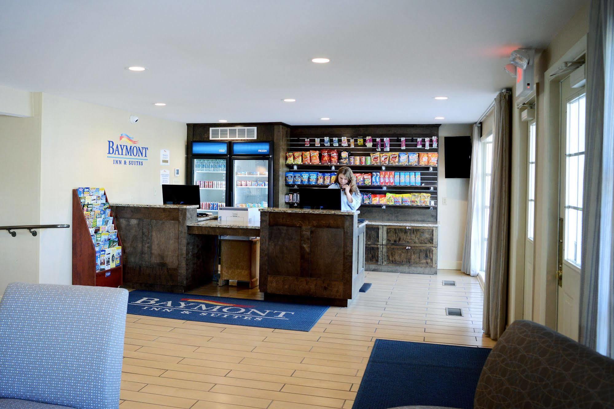 Baymont By Wyndham St. Ignace Lakefront Esterno foto