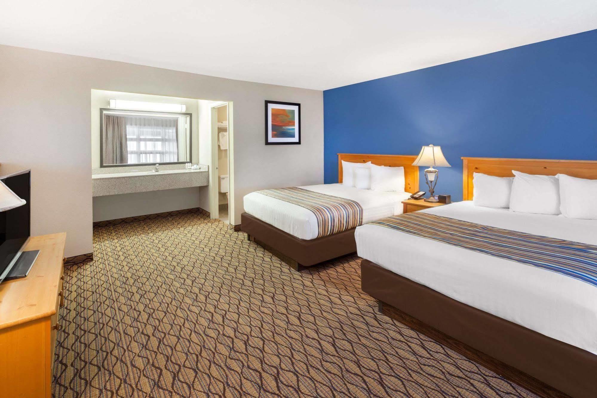 Baymont By Wyndham St. Ignace Lakefront Esterno foto