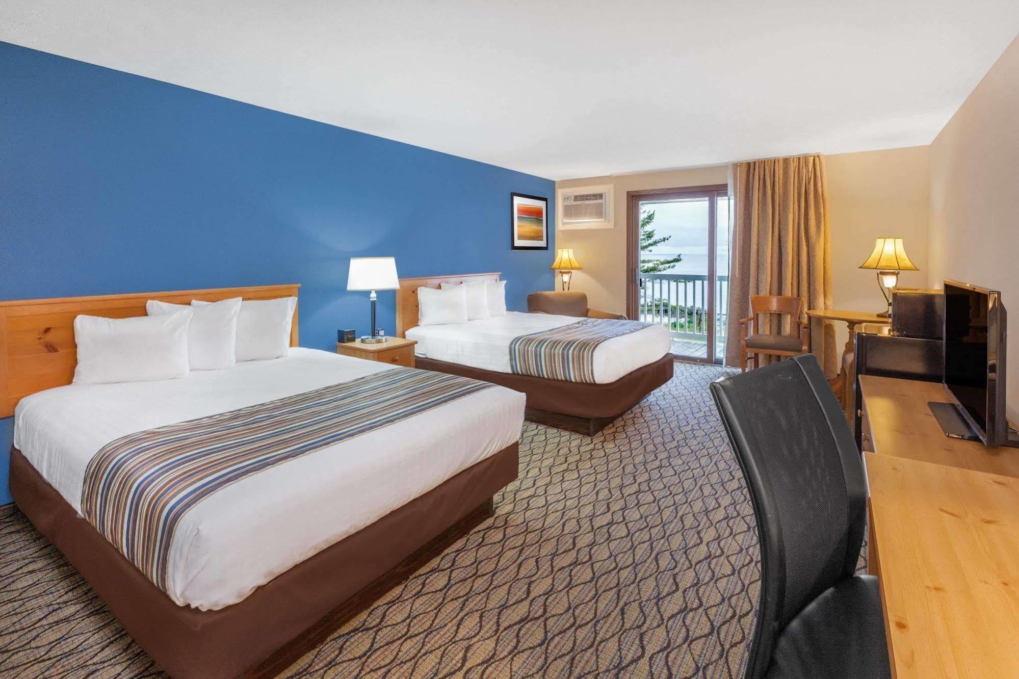 Baymont By Wyndham St. Ignace Lakefront Esterno foto