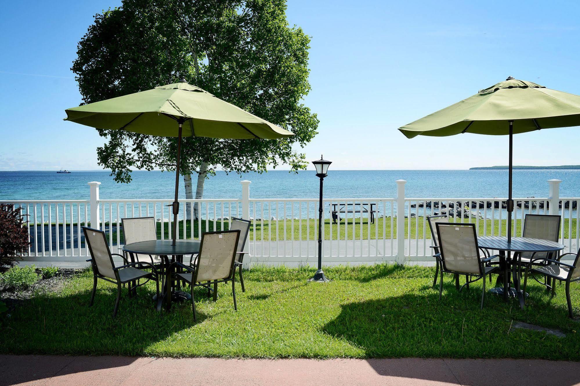 Baymont By Wyndham St. Ignace Lakefront Esterno foto