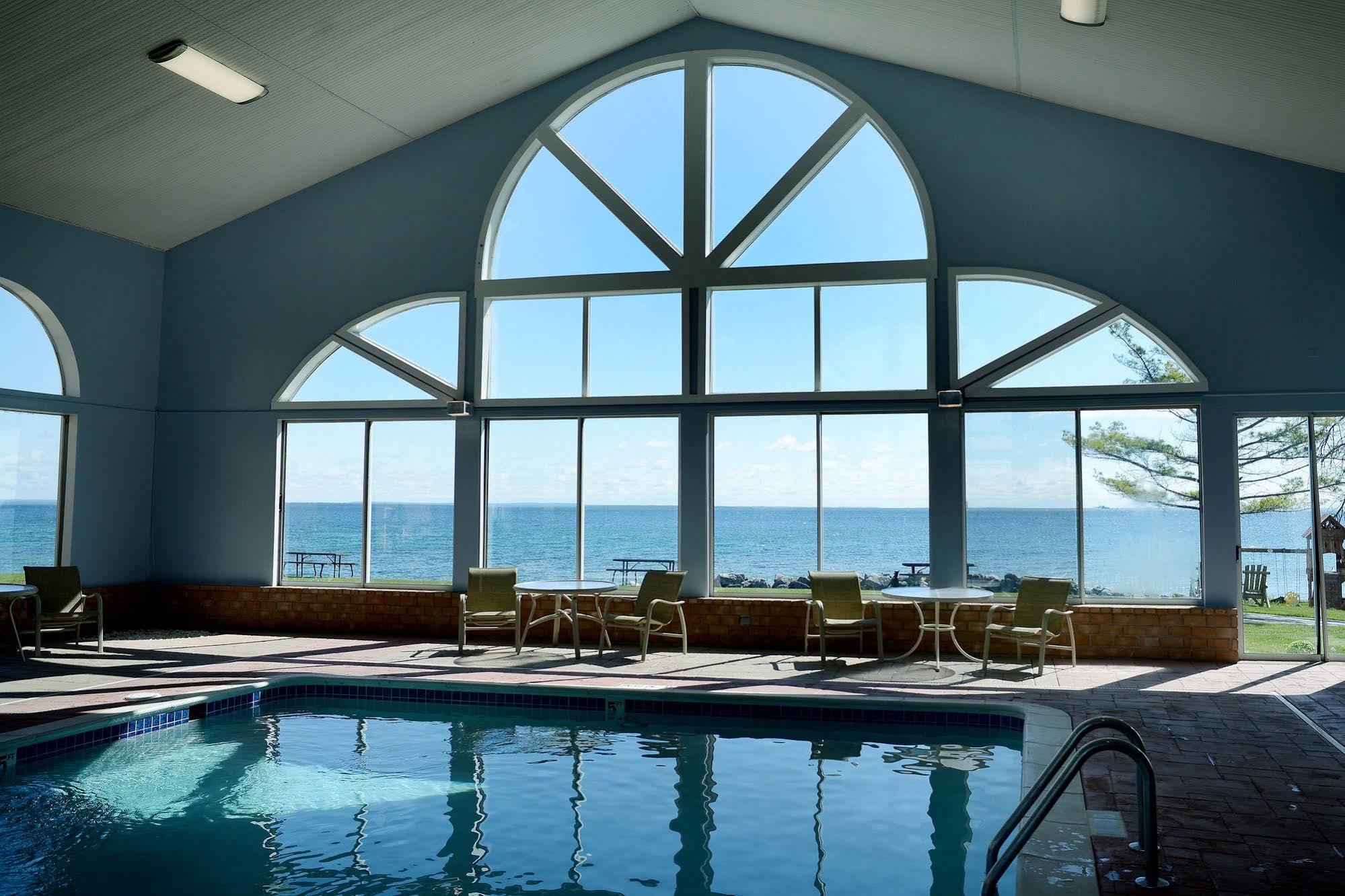 Baymont By Wyndham St. Ignace Lakefront Esterno foto