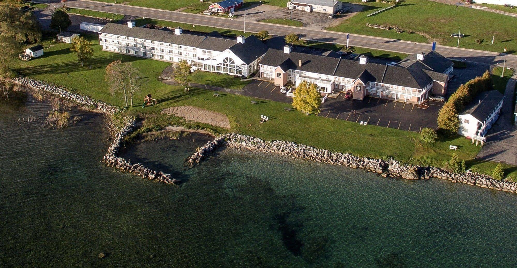 Baymont By Wyndham St. Ignace Lakefront Esterno foto