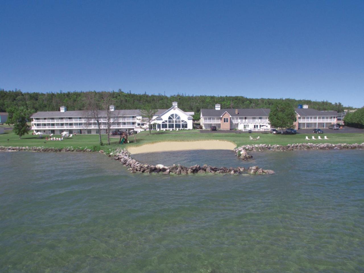 Baymont By Wyndham St. Ignace Lakefront Esterno foto